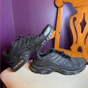 Nike Men's Black Tuned Air Sneakers